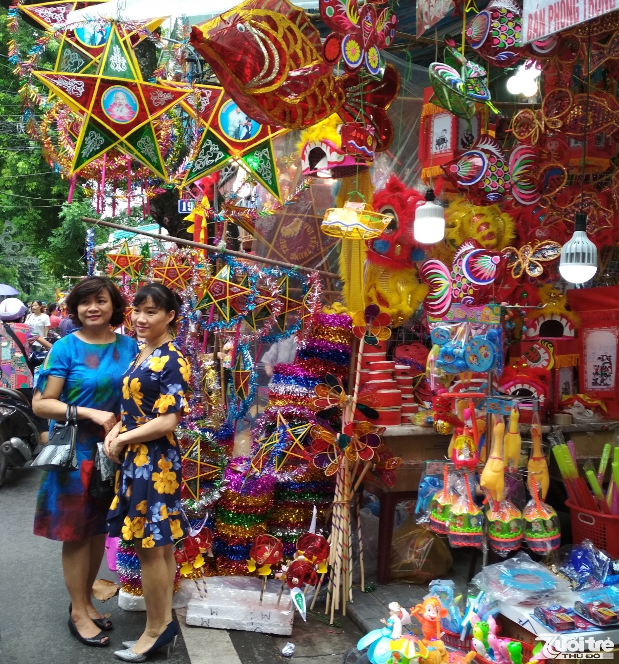 Các tuyến phố bán đồ chơi trẻ em dịp Trung thu còn thu hút đông đảo người dân đến tham quan và chụp ảnh lưu niệm