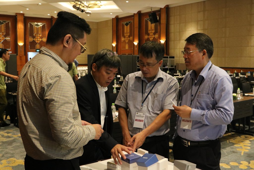 Các đại biểu cùng tìm hiểu về các sản phẩm được trưng bày tại hội nghị