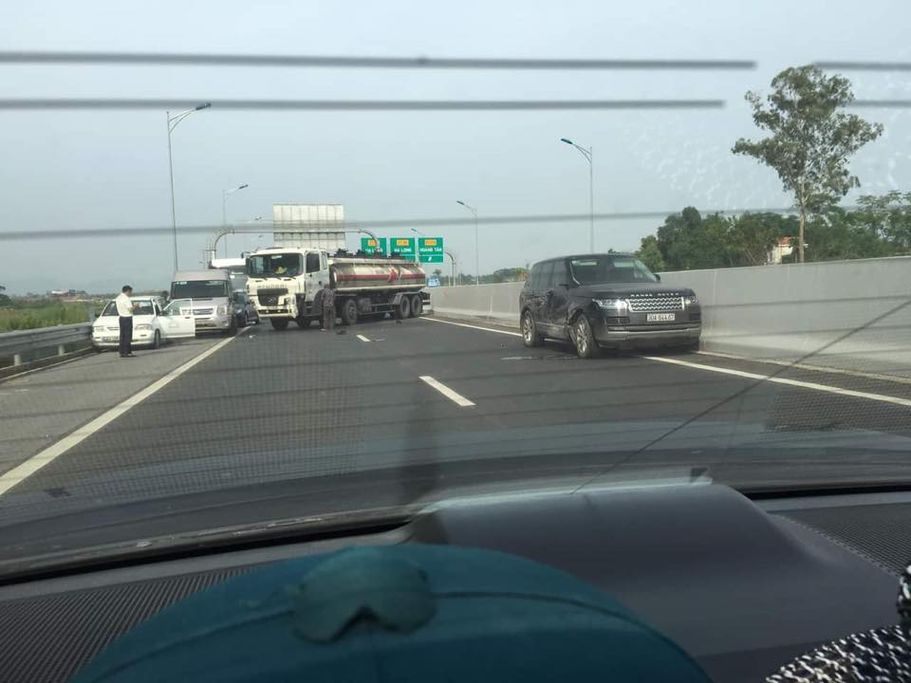 Tai nạn liên hoàn trên cao tốc Hạ Long - Hải Phòng, xế sang Range Rover thiệt hại nặng nề