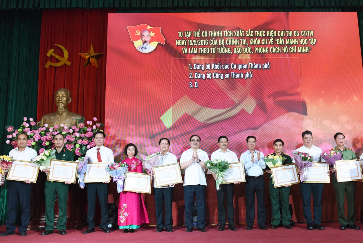 Trưởng ban Tuyên giáo Trung ương Võ Văn Thưởng và Bí thư Thành ủy Hà Nội Hoàng Trung Hải trao bằng khen của Ban Thường vụ Thành ủy cho các tập thể có thành tích xuất sắc