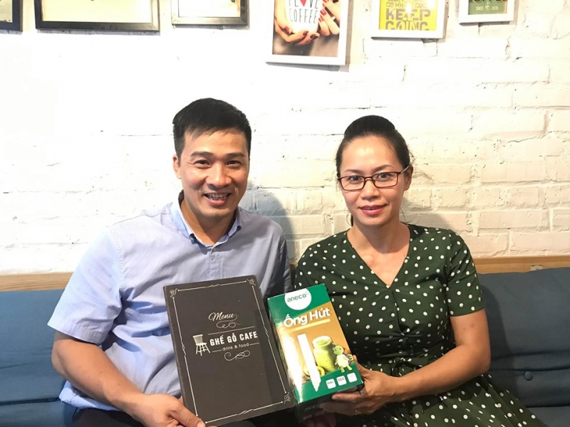 Chị Dương Minh Anh (bên phải) với khách hàng