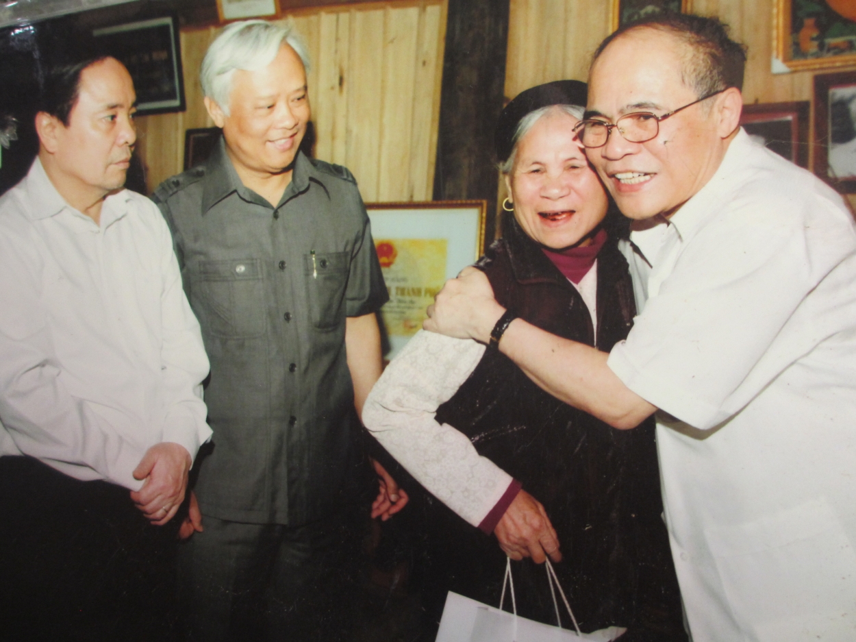 Nguyên Chủ tịch Quốc hội Nguyễn Sinh Hùng với người dân Kim Long. (ảnh tư liệu)