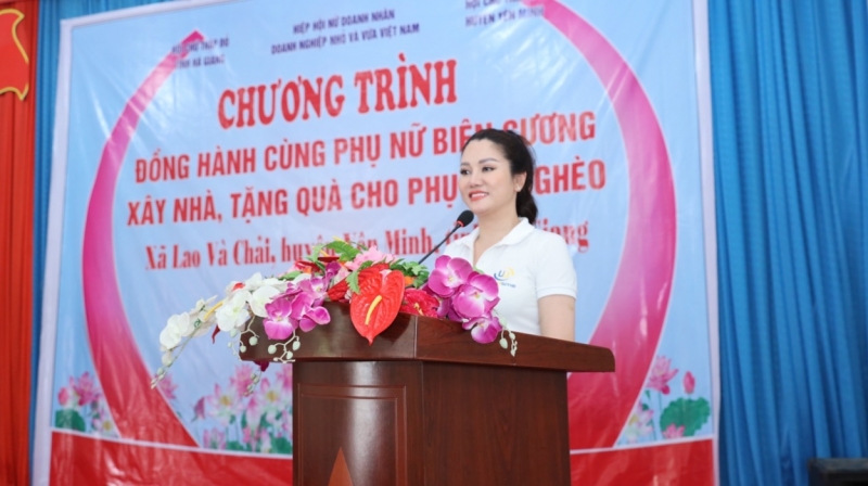 Hoa hậu Doanh nhân Xuân Hương giản dị đi từ thiện tại Hà Giang
