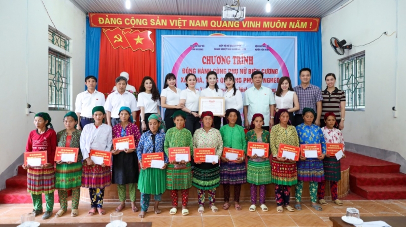 12 hoàn cảnh phụ nữ biên cương khó khăn tại xã Lao Và Chải, huyện Yên Minh, tỉnh Hà Giang được trao quà từ thiện.