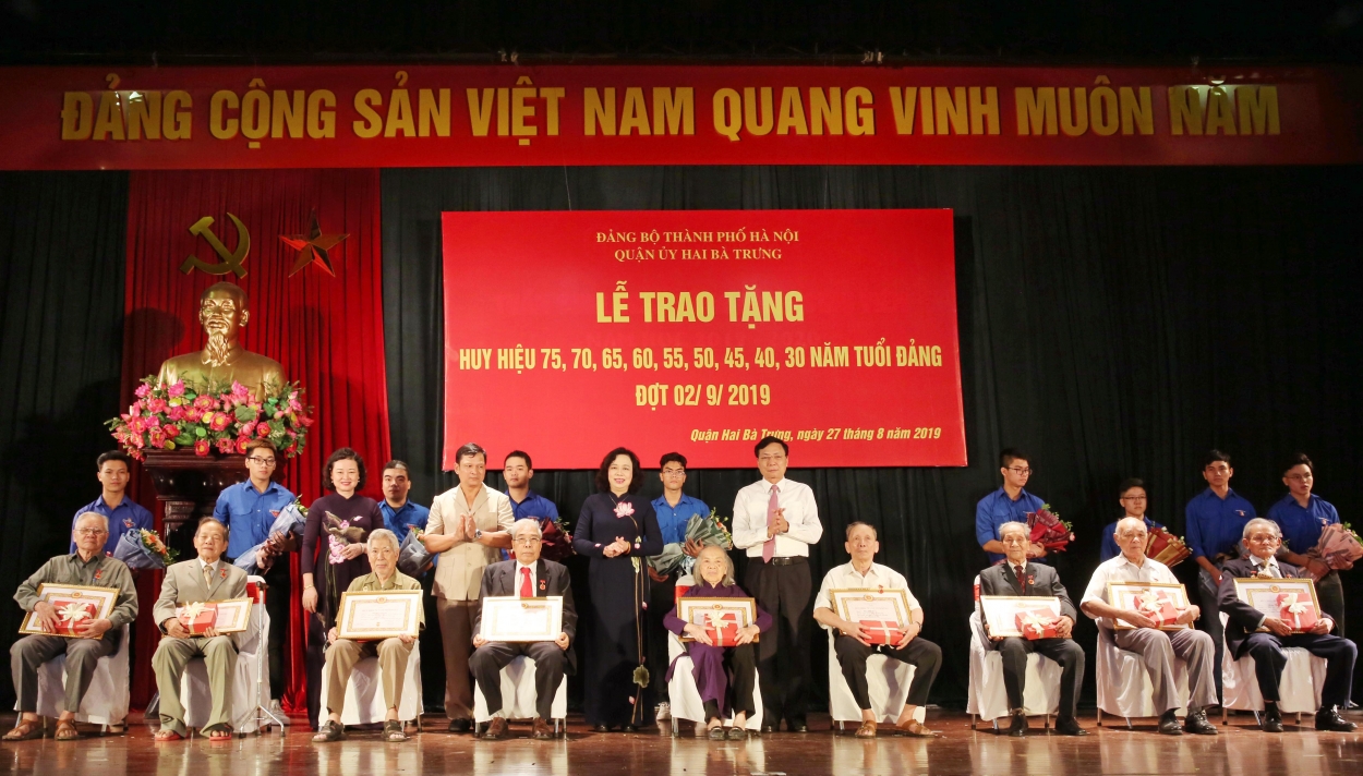 Phó Bí thư Thường trực Thành ủy Ngô Thị Thanh Hằng và lãnh đạo quận Hai Bà Trưng trao Huy hiệu 70 năm tuổi Đảng cho các đảng viên lão thành