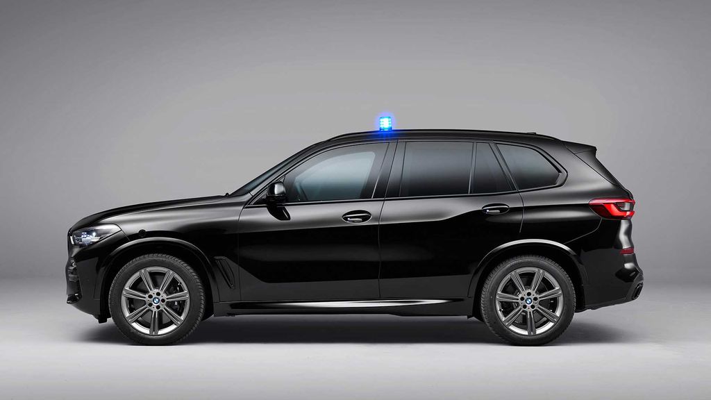 BMW X5 Protection VR6 được trang bị bộ mâm đa chấu với kích thước 20 inch, lốp gia cường bằng cao su đặc biệt. Từ đó, xe vẫn có thể chạy được ngay cả bị bắn thủng lốp