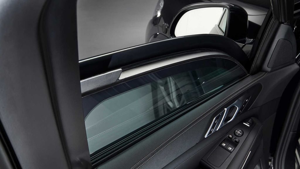 Cả 4 cánh cửa của BMW X5 Protection VR6 đều được trang bị kính dày tới 30mm