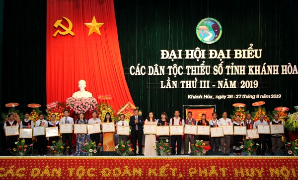Lãnh đạo tỉnh Khánh Hòa tặng Bằng khen cho các tập thể và cá nhân tại Đại hội