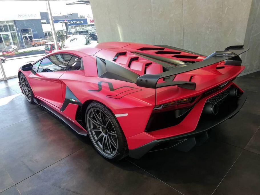 Hàng hiếm Lamborghini Aventador SVJ màu đỏ Rosso Mars về tay đại gia Thái với giá gần 40 tỷ VNĐ