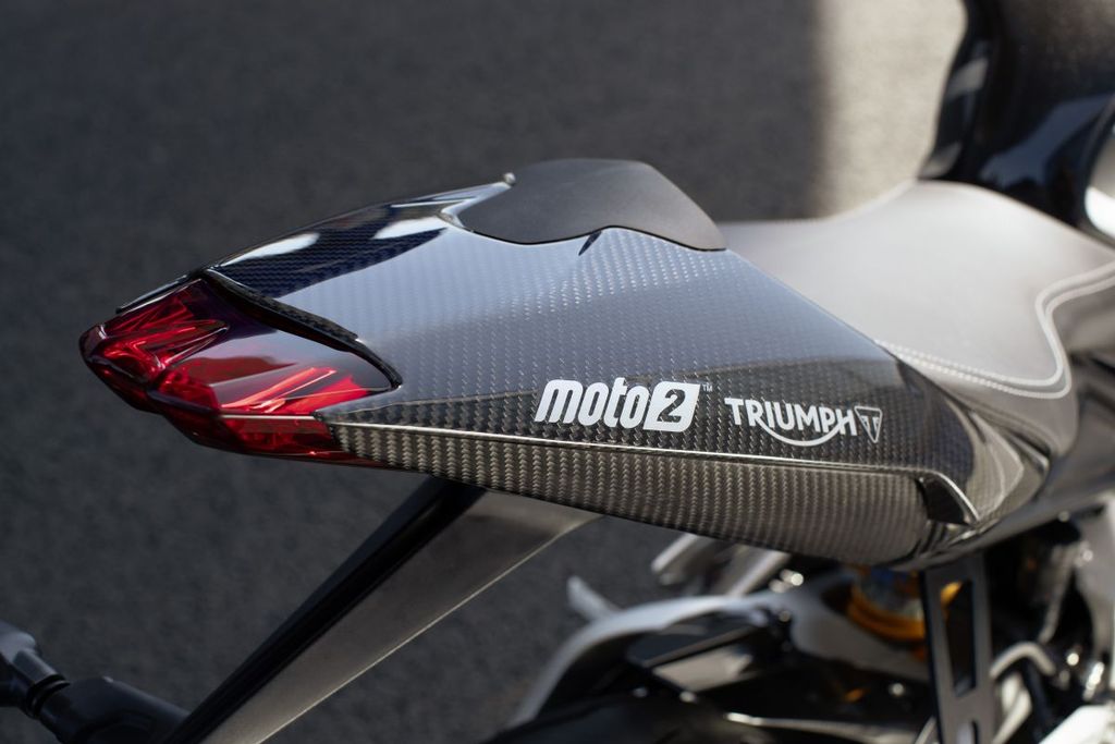 Logo phiên bản Moto2 được gắn ở 1 số vị trí trên thân và đuôi xe