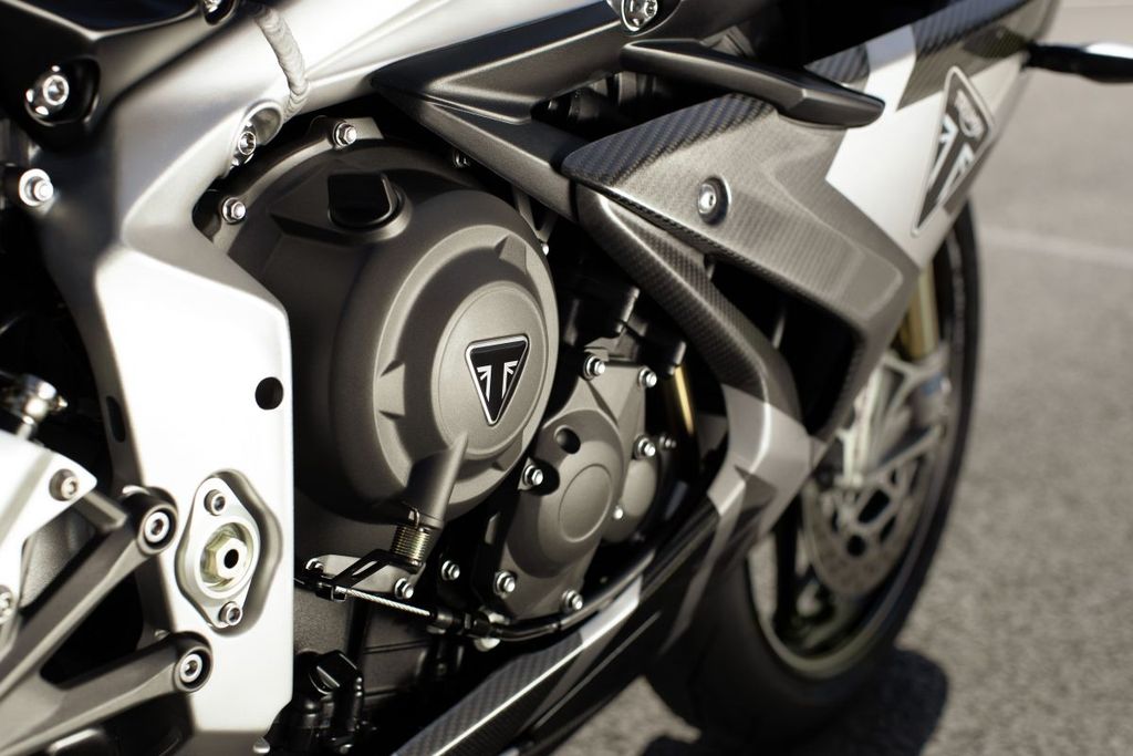 Triumph Daytona Moto2 765 Limited Edition - Siêu phẩm giới hạn với giá từ 455 triệu VNĐ