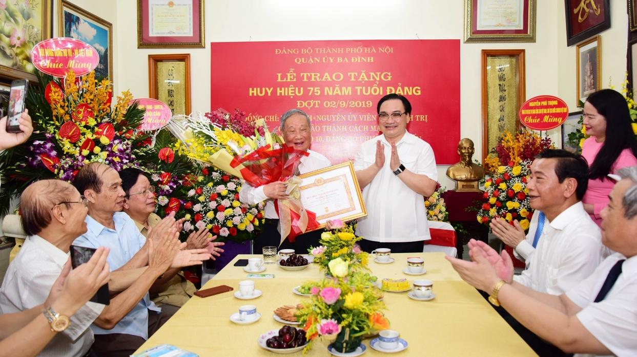 Bí thư Thành ủy Hoàng Trung Hải trao Huy hiệu 75 năm tuổi Đảng cho đảng viên lão thành