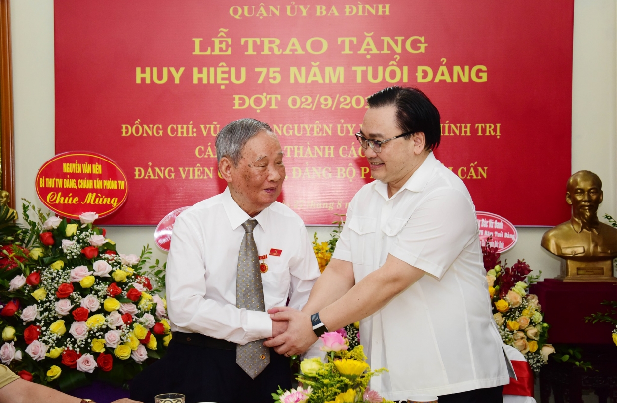 Bí thư Thành ủy Hoàng Trung Hải trao Huy hiệu 75 năm tuổi Đảng cho đồng chí Vũ Oanh
