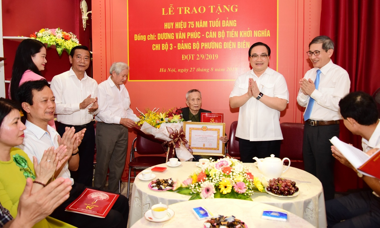 Bí thư Thành ủy Hoàng Trung Hải trao Huy hiệu 75 năm tuổi Đảng cho đồng chí Dương Văn Phúc