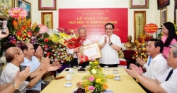 Bí thư Thành ủy Hoàng Trung Hải trao Huy hiệu 75 năm tuổi Đảng cho đảng viên lão thành
