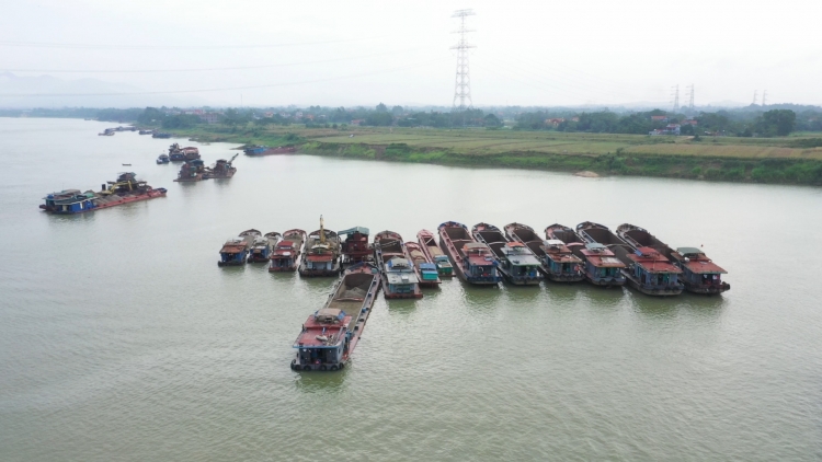 Mỗi ngày có hàng trăm chuyến tàu chở hàng di chuyển trên sông Lô.