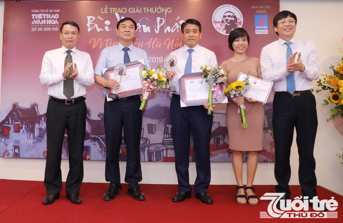 Ông Nguyễn Đức Lợi, Tổng Giám đốc TTXVN và ông Hồ Quang Lợi- Phó Chủ tịch Thường trực Hội Nhà báo Việt Nam trao tặng Giải Ý tưởng- Vì tình yêu Hà Nội
