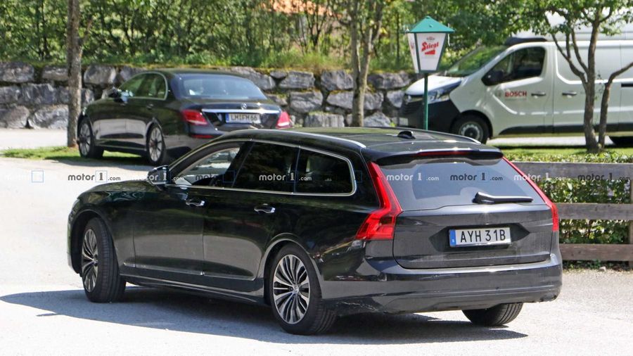 Volvo V90 facelift bất ngờ lộ diện trên đường phố