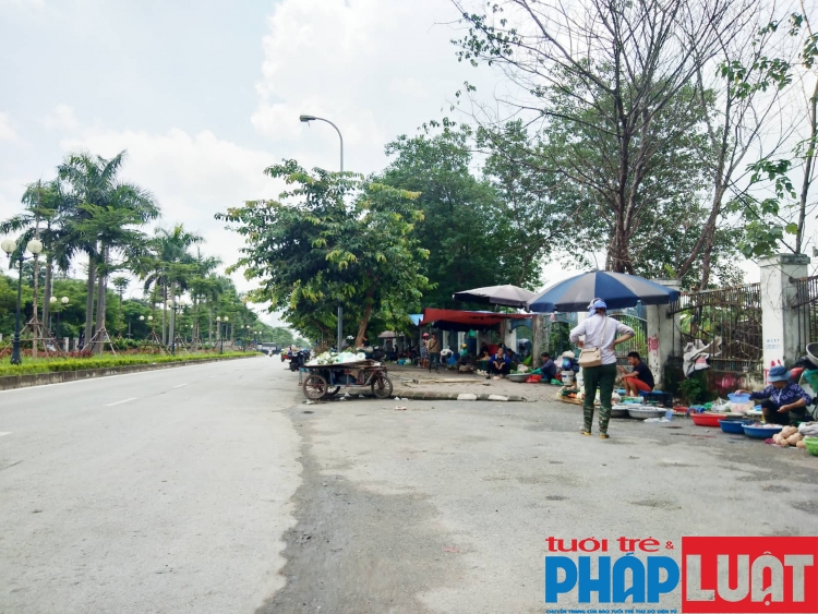 Nam Từ Liêm: Chợ thực phẩm tự phát lấn chiếm vỉa hè phố Tân Mỹ