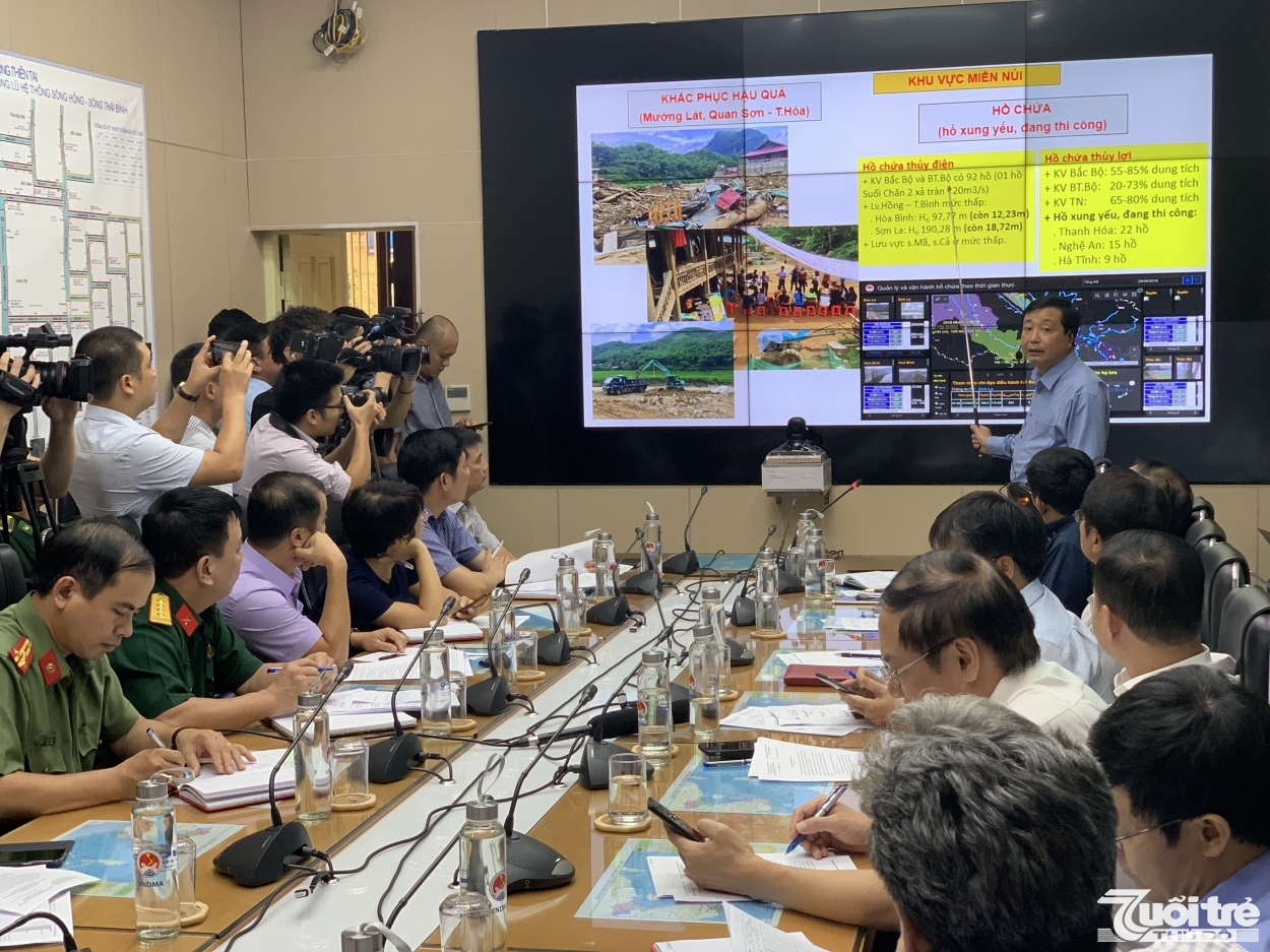 Tổng cục trưởng Tổng cục Phòng chống thiên tai Trần Quang Hoài trình bày phương án ứng phó với bão số 4