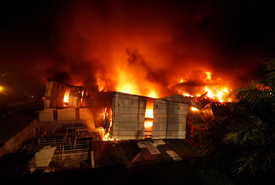 Vụ cháy tại Công ty phích nước Rạng Đông: Đã cơ bản khống chế, không để lửa lan sang nhà dân