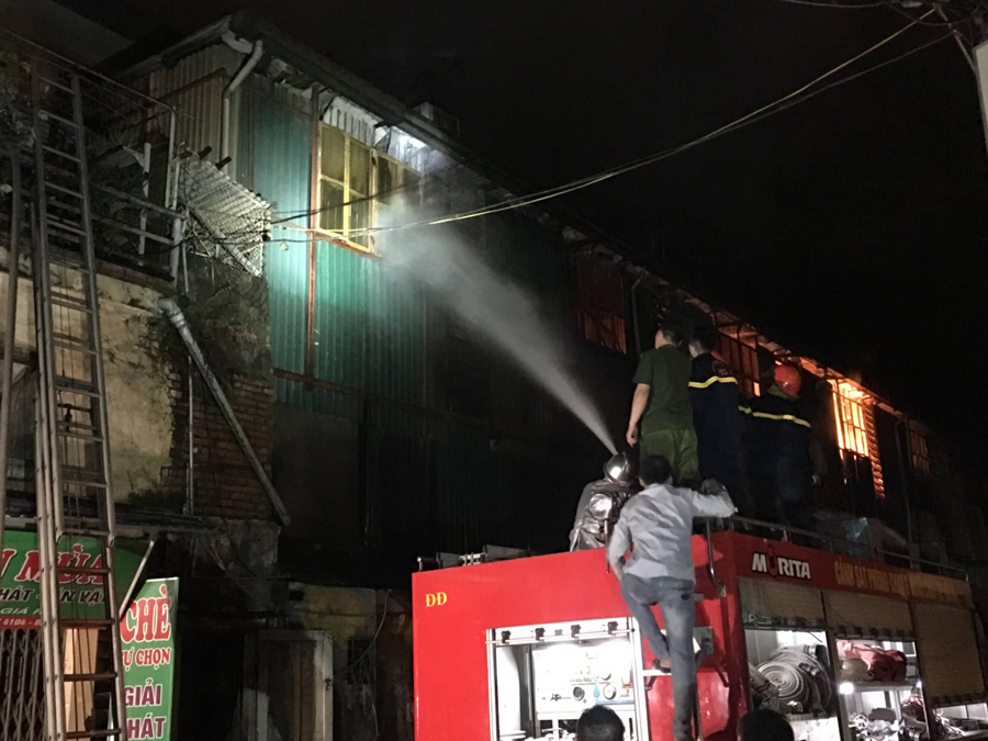 Vụ cháy tại Công ty phích nước Rạng Đông: Đã cơ bản khống chế, không để lửa lan sang nhà dân