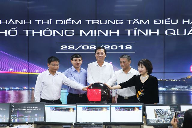 Lãnh đạo tỉnh Quảng Ninh và đại diện Công ty Cổ phần Tiến bộ Quốc tế (AIC Group) nhấn nút khai trương