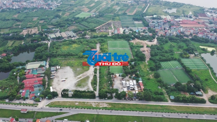 Nhà xưởng, sân bóng xuất hiện trên khu đất nông nghiệp tại phường Bồ Đề.