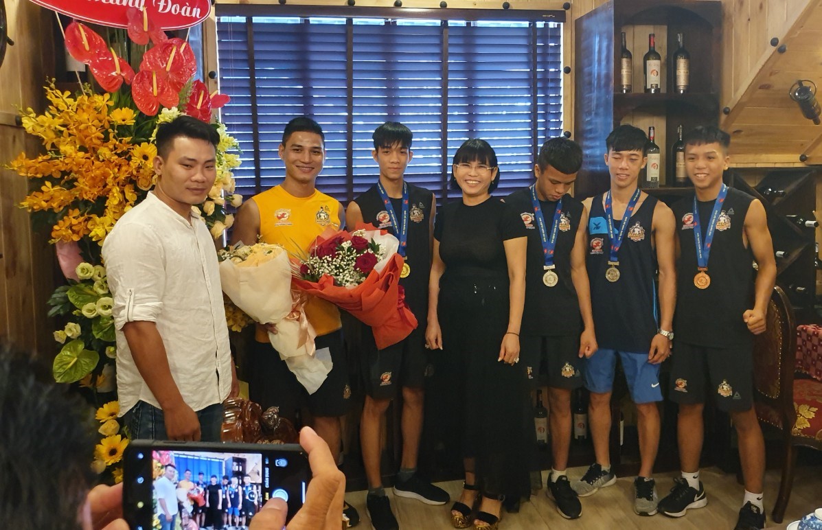 Bà Phạm Thị Hường – Chủ tịch HĐQT Công ty Phú Hồng Thịnh chúc mừng thành tích cùng đội tuyển Muay Thái của võ đường MMA FIGHT ACADEMY