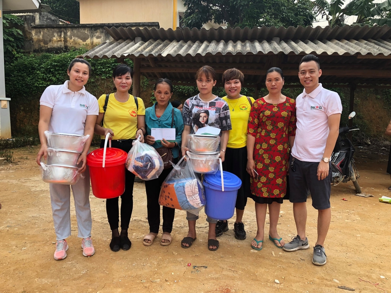 Các thành viên Câu lạc bộ tình nguyện Thiện Tâm trao quà đến người dân huyện Quan Sơn