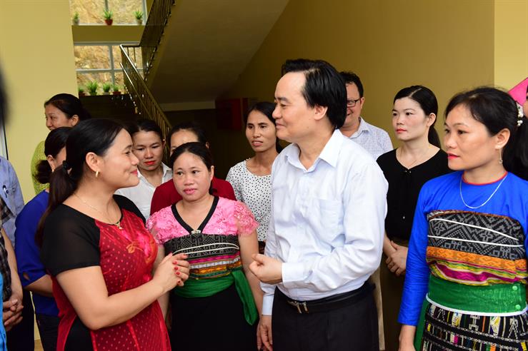  Bộ trưởng Phùng Xuân Nhạ tới thăm, động viên thầy trò vùng lũ Quan Sơn