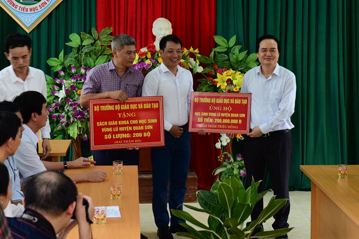 Bộ trưởng trao tặng 200 triệu đồng và 200 bộ sách giáo khoa cho Trường Tiều học Sơn Hà, huyện Quan Sơn