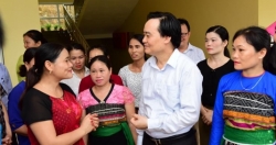 Bộ trưởng Phùng Xuân Nhạ tới thăm, động viên thầy trò vùng lũ Quan Sơn