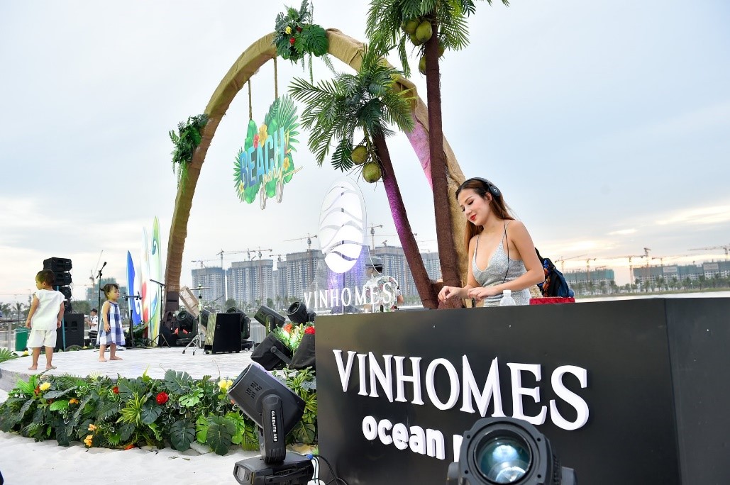 Đại tiệc âm nhạc Beach Party với những DJ và vũ công xinh đẹp