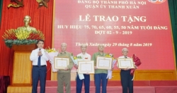 Chủ tịch UBND TP Nguyễn Đức Chung trao Huy hiệu Đảng tại quận Thanh Xuân