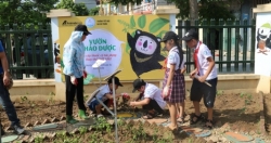 Học sinh Hà Nội hào hứng với vườn thảo dược bảo vệ gấu rừng