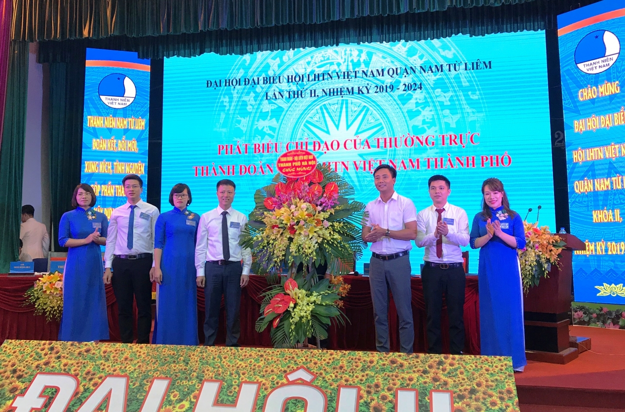 Phó bí thư Thành đoàn Hà Nội Nguyễn Đức Tiến tặng hoa chúc mừng đại hội