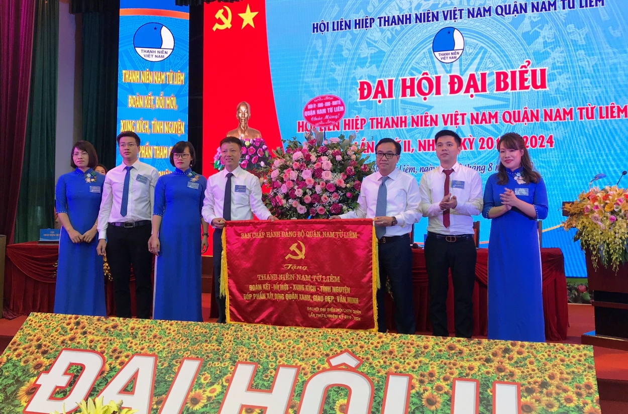 Ông Nguyễn Văn Hải, Thành ủy viên, Bí thư Quận ủy Nam Từ Liêm trao tặng Bức trướng của Đảng bộ Quận Nam Từ Liêm và lẵng hoa cho thanh niên quận