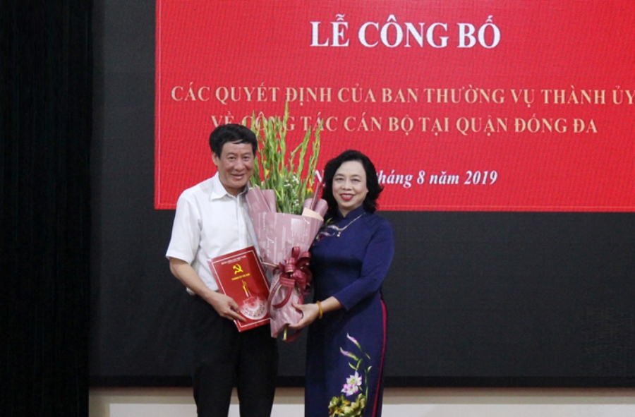 Phó Bí thư Thường trực Thành ủy Ngô Thị Thanh Hằng trao quyết định và tặng hoa chúc mừng đồng chí Lê Tiến Nhật