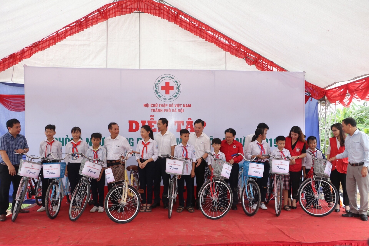 Hội Chữ thập đỏ thành phố Hà Nội trao tặng 10 xe đạp cho các em học sinh nghèo