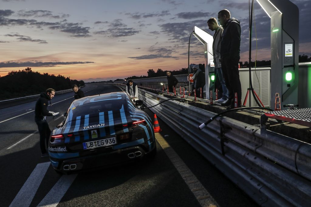 Porsche Taycan chinh phục hành trình 3.425 km tại Nardò, Italy chỉ trong 24 giờ