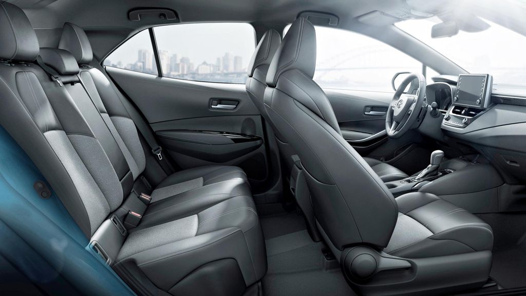 Như thường lệ, Toyota Corolla Altis 2019 tiếp tục giữ được bản sắc của Toyota, đó là khoang cabin cực rộng và thoải mái