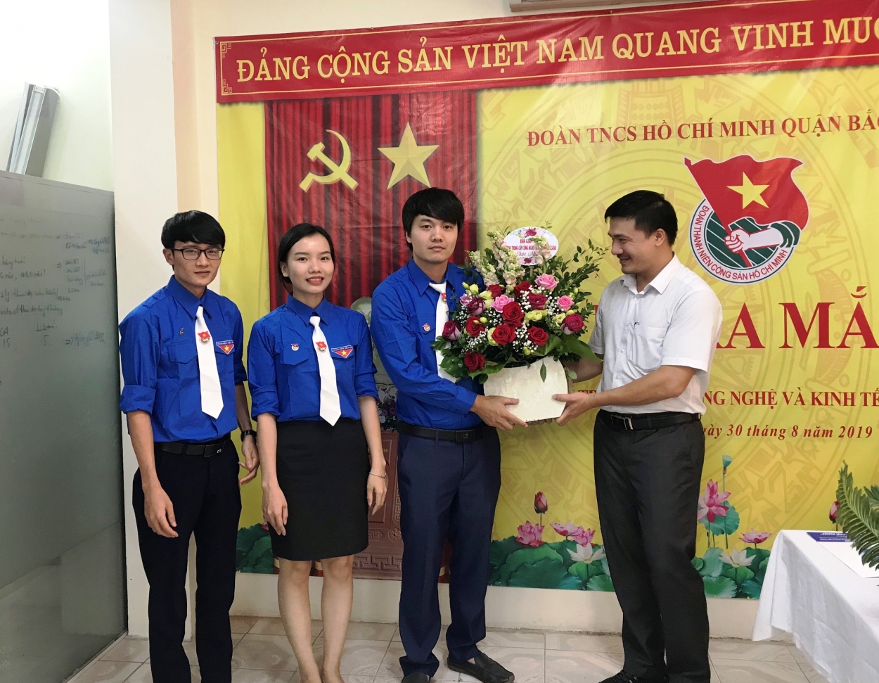 Đại diện lãnh đạo Trường Trung cấp Công nghệ và Kinh tế đối ngoại chúc mừng Ban chấp hành Đoàn trường