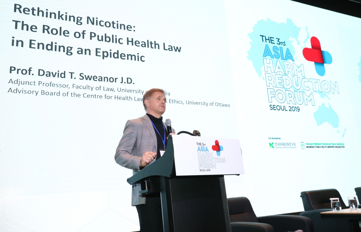 Giáo sư David T. Sweanor J.D., Thành viên Ban cố vấn tại Trung tâm Sức khỏe, Luật pháp, Nội quy và Chính sách tại Đại học Ottawa, chia sẻ về nicotine và vai trò của chính sách cộng đồng(1)