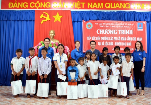 Tuổi trẻ  PVGAS tiếp sức trẻ em nghèo tỉnh Bình Phước tới trường