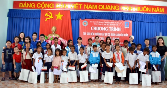 Trao tặng phần quà động viên học sinh nghèo vượt khó Bình Phước