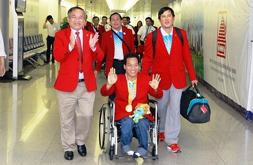 Đoàn Paralympic Việt Nam ấm áp vòng tay người hâm mộ ngày trở về
