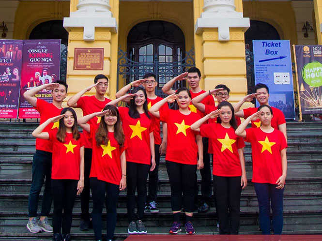 Đại biểu Tàu Thanh niên SSEAYP tôn vinh màu cờ Tổ quốc nhân ngày Quốc khánh