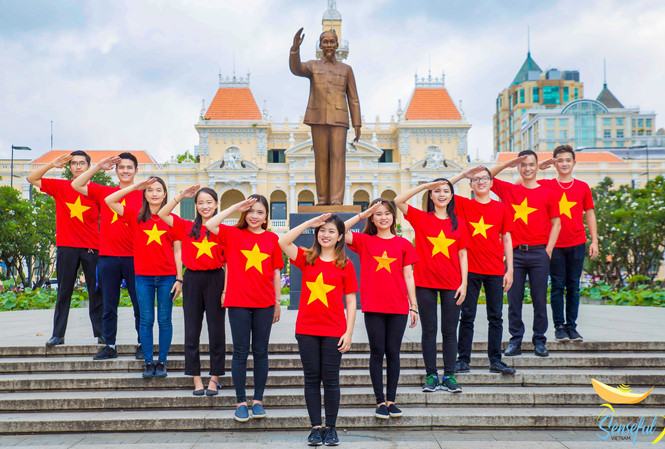 Đại biểu Tàu Thanh niên SSEAYP tôn vinh màu cờ Tổ quốc nhân ngày Quốc khánh