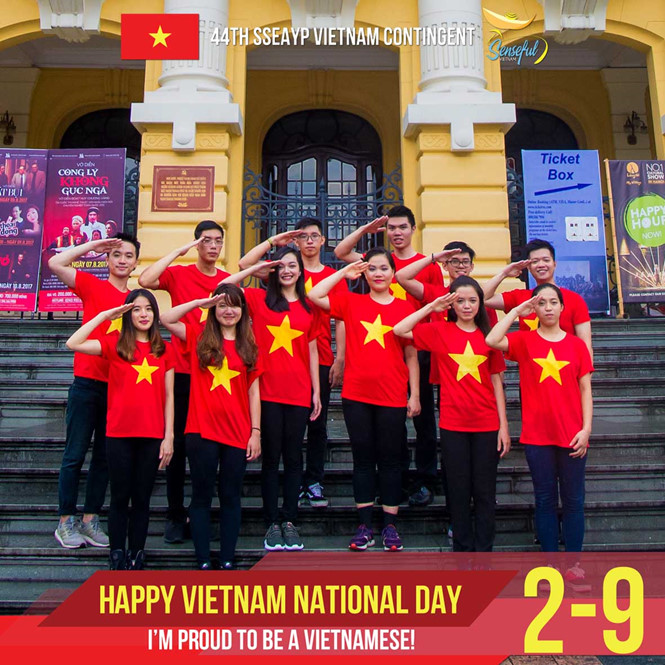 Đại biểu Tàu Thanh niên SSEAYP tôn vinh màu cờ Tổ quốc nhân ngày Quốc khánh